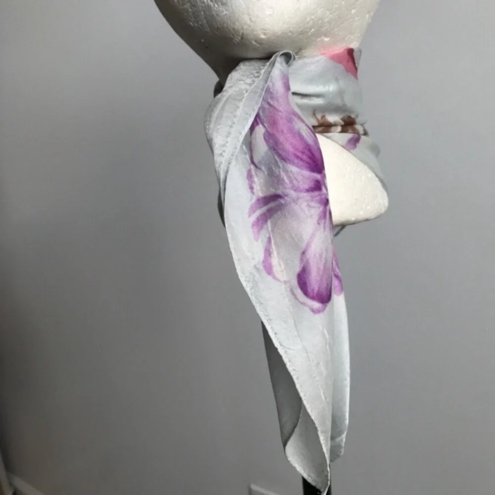 ELLEN TRACY WOMEMS SILK SCARF GRAY PURPLE SATIN BANDANA